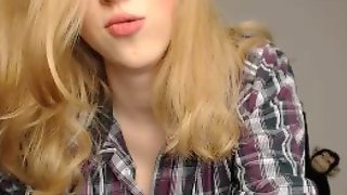 Блонда сняла красный бюстгальтер и показала большие титьки