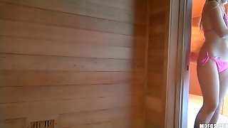 Мамка в розовом купальнике теребит киску в сауне