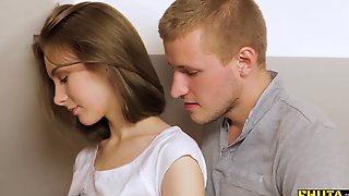 Студентка в джинсах разделась догола и трахнулась с парнем в очко на кухне
