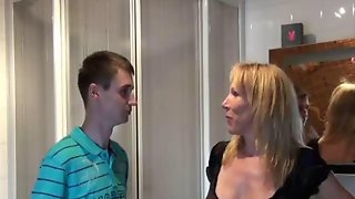Парень отвлек от поцелуев двух похотливых дамочек и развел их на еблю