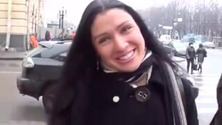 Пикаперы втроем сношают в дыры брюнетку после игры в бильярд