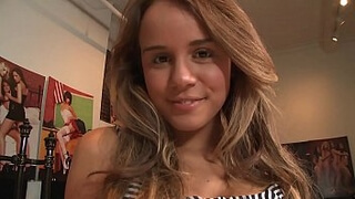 Мужик пялится на большие буфера милашки Alexis Adams и вгоняет пенис в её манду