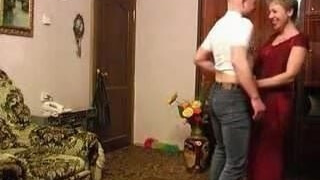 Русская мама снимает красное платье и обменивается оральными ласками с другом