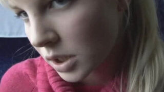 Парень склеил попутчицу в розовом свитере в поезде и она согласилась ему дать