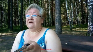 Старушка из России заводит свой вебкам канал и мастурбирует заросшую пилотку