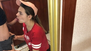 Клиент поимел курьершу Аню в красной футболке на пороге квартиры