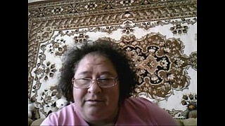 50ти летняя россиянка с небритой пилоткой раздевается догола во время чата с незнакомцем