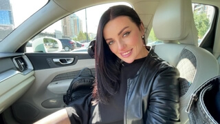Мамочка с длинными волосами села в тачку к хахалю и взяла в рот его член